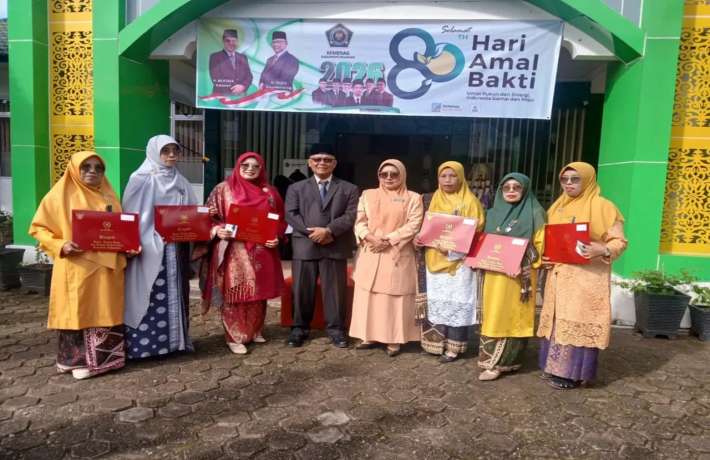 8 ASN MTsN 4 Pasaman Terima Satyalencana